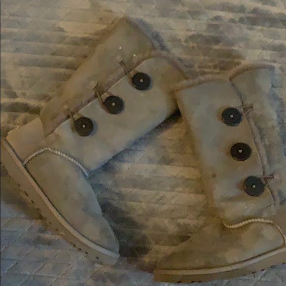 UGG - Picture 1 of 1